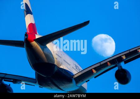 Ein Airbus A380-841 von British Airways mit Registrierung G-XLEH passiert den Mond, wenn er vom Flughafen Heathrow abfährt. PA Foto. Bilddatum: Donnerstag, 6. Februar 2020. Der Lichtbildkredit sollte lauten: Steve Parsons/PA Wire Stockfoto