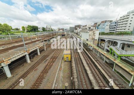 Mehrstufige Bahngleise in städtischer Umgebung. Station Ueno in Tokio, Japan Stockfoto