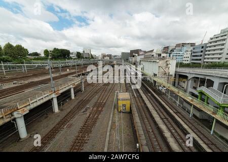 Tokio, Japan - 29. August 2016: Gleise und Züge im Bahnhof Ueno in Tokio Stockfoto