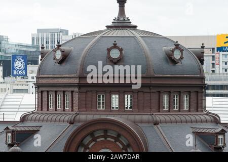 Tokio, Japan - 30. August 2016: Dome, Kuppel des Bahnhofs Tokio im Geschäftsviertel Marunouchi in Tokio, Japan. Architektonischer Detailhintergrund Stockfoto