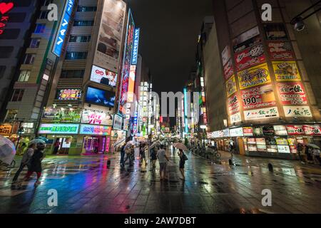 Tokio, Japan - 29. August 2016: Nachtleben im Shinjuku-Vorort Tokio. Straße der Werbung in Kanji, Werbung für lokale Geschäfte mit Waren an Stockfoto