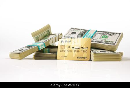 Geld. Gruppe von 100 USD-Banknoten, Wads und Kreditkarten. 3D-Darstellung auf weißem Hintergrund. Stockfoto