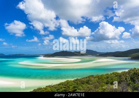 Tropisches Strandparadies mit türkisblauem Wasser und Coral-Strand. Aerial Whitehaven Beach und Hill Inlet Stockfoto
