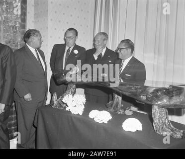 Prinz Bernhard, Ehrenvorsitzender des Industrieverbands Council Suriname und der niederländischen Antillen Ir. Logen Hoursz, Kuiperbak, Bruijnzeel, Seine Königliche Hoheit das Datum: 20. Juni 1962 Ort: Niederländische Antillen Personenname: Bernhard, Fürst, Bruijnzeel, Ir. Logen Hoursz Stockfoto