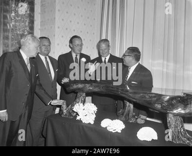 Prinz Bernhard, Ehrenvorsitzender des Industrieverbands Council Suriname und der niederländischen Antillen Herr F.IJ.M. Tiel A. Arends, Seine Königliche Hoheit der Prinz Datum: 20. Juni 1962 Ort: Niederländische Antillen Personenname: Arends AM, Bernhard, Fürst Stockfoto