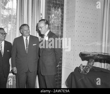 Prinz Bernhard, Ehrenvorsitzender des Industrieverbands Council Suriname und der niederländischen Antillen Ir. Logen Hoursz, Kuiperbak, Bruijnzeel, Seine Königliche Hoheit das Datum: 20. Juni 1962 Ort: Niederländische Antillen Personenname: Bernhard, Fürst, Bruijnzeel, Ir. Logen Hoursz Stockfoto