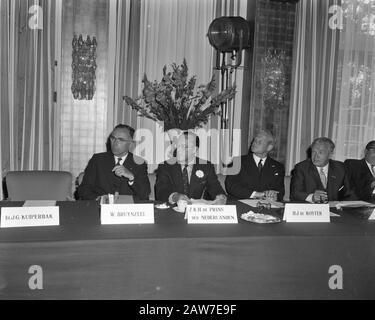 Prinz Bernhard, Ehrenvorsitzender des Industrieverbands Council Suriname und der niederländischen Antillen Ir. Logen Hoursz, Kuiperbak, Bruijnzeel, Seine Königliche Hoheit das Datum: 20. Juni 1962 Ort: Niederländische Antillen Personenname: Bernhard, Fürst, Bruijnzeel, Ir. Logen Hoursz Stockfoto