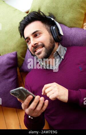 Man führt Musik mit Kopfhörern auf Stockfoto