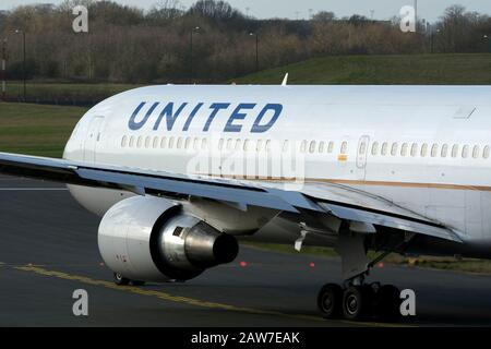 United Airlines Boeing 767-322 Taxiing am Flughafen Birmingham, Großbritannien (N671UA) Stockfoto