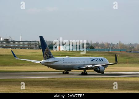 United Airlines Boeing 767-322 Start am Flughafen Birmingham, Großbritannien (N671UA) Stockfoto