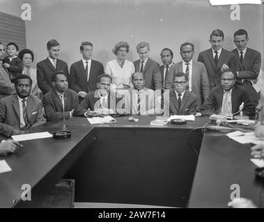 Papuans während der Pressekonferenz auf Schiphol v. l.n.r. E. Somisu, W. Ansenei, M. Onggoe D. Maury, M. jelman und AF Indey (L) hinter Jelman F. Datum: 11. Juli 1962 Ort: Nordholland, Schiphol Schlüsselwörter: Pressekonferenzen Personenname: AF Indey, Ansenei, W., D. Maury, F. Kirihso, Jelman, Jelu, M. Stockfoto