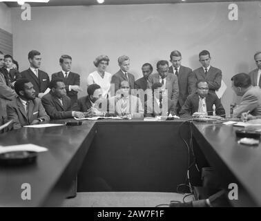 Papuans während der Pressekonferenz auf Schiphol v. l.n.r. E. Somisu, W. Ansenei, M. Onggoe D. Maury, M. jelman und AF Indey (L) hinter Jelman F. Datum: 11. Juli 1962 Ort: Nordholland, Schiphol Schlüsselwörter: Pressekonferenzen Personenname: AF Indey, Ansenei, W., D. Maury, F. Kirihso, Jelman, Jelu, M. Stockfoto