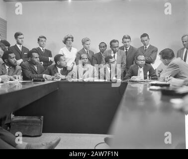 Papuans während der Pressekonferenz auf Schiphol v. l.n.r. E. Somisu, W. Ansenei, M. Onggoe D. Maury, M. jelman und AF Indey (L) hinter Jelman F. Datum: 11. Juli 1962 Ort: Nordholland, Schiphol Schlüsselwörter: Pressekonferenzen Personenname: AF Indey, Ansenei, W., D. Maury, F. Kirihso, Jelman, Jelu, M. Stockfoto