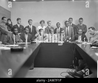 Papuans während der Pressekonferenz auf Schiphol v. l.n.r. E. Somisu, W. Ansenei, M. Onggoe D. Maury, M. jelman und AF Indey (L) hinter Jelman F. Datum: 11. Juli 1962 Ort: Nordholland, Schiphol Schlüsselwörter: Pressekonferenzen Personenname: AF Indey, Ansenei, W., D. Maury, F. Kirihso, Jelman, Jelu, M. Stockfoto