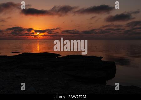 Meereswellen. Meer der Krim. Hohe Wellen bei Sonnenuntergang. Sonniger Tag auf dem Meer. Blaue Hintergrundwellen. Sandstrand. Sauberer Strand. Stockfoto