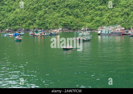 Ha Long Bay, Vietnam - 14. August 2017: CUA Van schwimmendes Dorf in der ha Long Bay in Vietnam Stockfoto