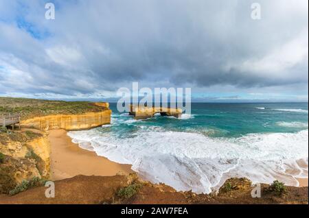 Panorama der Meereslandschaft mit spektakulären Felsformationen und Sandstränden. Felsformation der London Bridge entlang Der Great Ocean Road in Victoria, Australien, Stockfoto