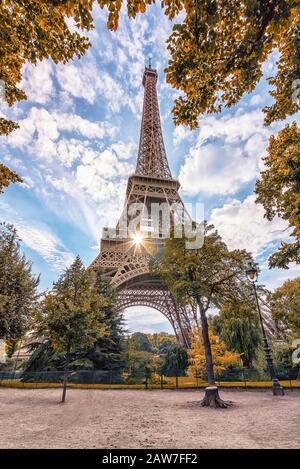 Eiffelturm in Paris vom Champ-de-Mars Park aus gesehen