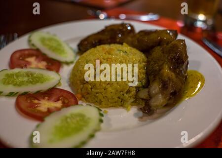 Gebratener Reis mit Fleisch und Gemüse. Abendessen, Mittagessen Stockfoto