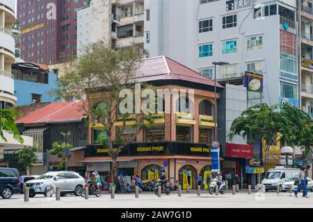 Ho-Chi-Minh-Stadt, Vietnam - 24. August 2017: Historisches Architekturgebäude an der Ecke Nguyen Hue Street Stockfoto