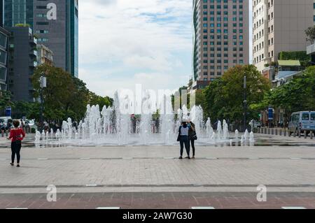 Ho-Chi-Minh-Stadt, Vietnam - 24. August 2017: Menschen in der Nähe des Brunnens auf der Nguyen Hue Walking Street in Ho-Chi-Minh, Vietnam. Tourismus in Vietnam Stockfoto