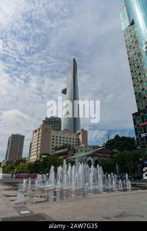 Ho-Chi-Minh-Stadt, Vietnam - 24. August 2017: Brunnen auf dem Boulevard Nguyen Hue mit der Touristenattraktion Saigon Skydeck im Hintergrund Stockfoto