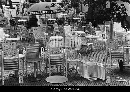 Schlechtes Sommerwetter in Amsterdam Leere Terrasse auf dem Leidseplein Datum: 16. Juli 1979 Lage: Amsterdam, Noord-Holland Schlüsselwörter: Möbel, Regen, Terrasse Stockfoto