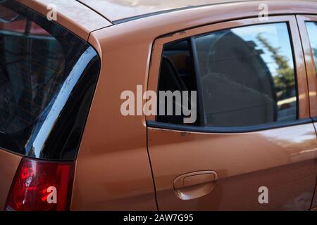 Zerbrochenes zerbrochenes Fenster auf einem Auto in metaxourgeio Athen Stockfoto