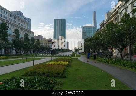 Ho-Chi-Minh-Stadt, Vietnam - 25. August 2017: Menschen joggen am Frühen Morgen auf Der Walking Street Nguyen Hue in Ho-Chi-Minh-Stadt, Vietnam Stockfoto