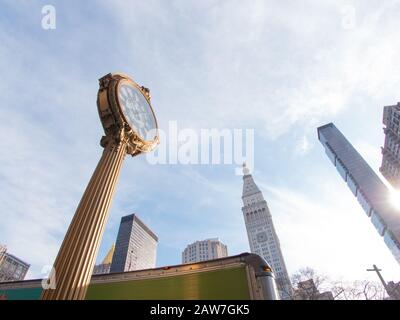 Straßenuhr aus Gusseisen an der fünften Avenue, madison Square. Weitwinkelaufnahmen mit flatiron und Skyline, New York, USA Stockfoto