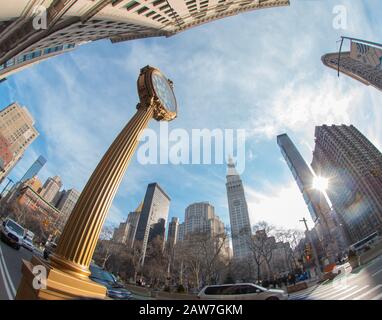 Straßenuhr aus Gusseisen an der fünften Avenue, madison Square. Weitwinkelaufnahmen mit flatiron und Skyline, New York, USA Stockfoto