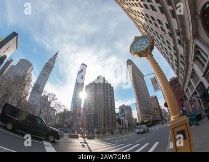 Straßenuhr aus Gusseisen an der fünften Avenue, madison Square. Weitwinkelaufnahmen mit flatiron und Skyline, New York, USA Stockfoto