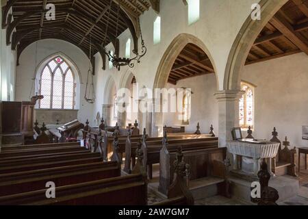 Innenbereich historischer Holzpfauen, Holzdachträger, weiß getünchte Wände und Säulen, Allerheiligenkirche, South Elmham, Suffolk, England, Großbritannien, Kirche in Stockfoto