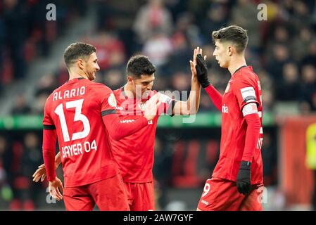 Leverkusen, Deutschland. Februar 2020. Jubel-Torschütze Lucas ALARIO l. (Lev) mit Exequiel PALACIOS (LEV) und Kai HAVERTZ r. (Lev) nach dem Tor zum 2: 0, Fußball-DFB-Pokal-Runde 16, Bayer 04 Leverkusen (LEV) - VfB Stuttgart (S) 2: 1, am 05.02.2020 in Leverkusen/Deutschland. Weltweite Nutzung Credit: Dpa/Alamy Live News â Stockfoto