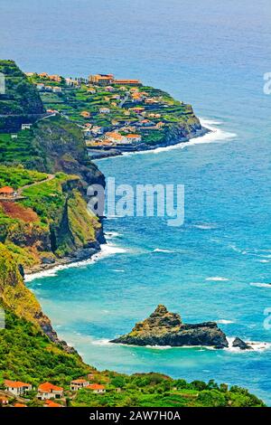 Küste in der Nähe der Stadt Arco de Sao Jorge und Boaventura - Blick auf Ponta Delgada, Madeira Stockfoto