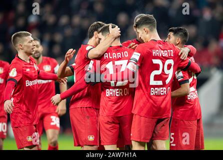 Leverkusen, Deutschland. Februar 2020. Jubel LEV um Torschuetze Lucas ALARIO (LEV) nach dem Tor zum 2: 0, links nach rechts mitchell WEISER (LEV), Lucas ALARIO (LEV), Kai HAVERTZ (LEV), Exequiel PALACIOS (LEV) Fußball-DFB-Pokal Runde 16, Bayer 04 Leverkusen (LEV) am 02.1.2020, VfB Leverkusen - Stuttgart. Weltweite Nutzung Credit: Dpa/Alamy Live News â Stockfoto