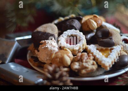 Weihnachtskekse auf einem Teller mit weihnachtsdekoration Stockfoto