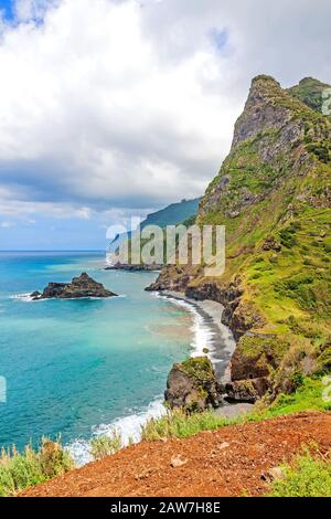 Blick auf Küste und Meer im Norden in der Nähe von Boaventura, Insel Madeira, Portugal Stockfoto