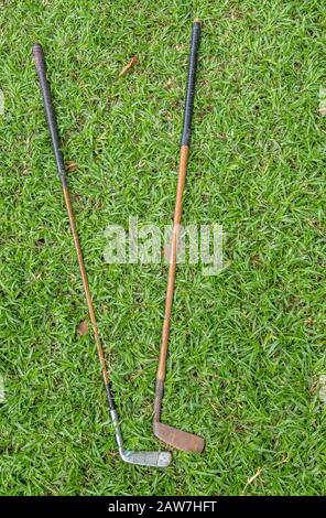 Hickory hat Vintage Golfclubs isoliert im Freien Stockfoto