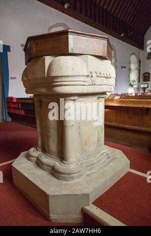 Steinernes, normannisches Taufbecken aus dem 12. Jahrhundert, Kirche von Saint Michael, Peasenhall, Suffolk, England, Großbritannien Stockfoto