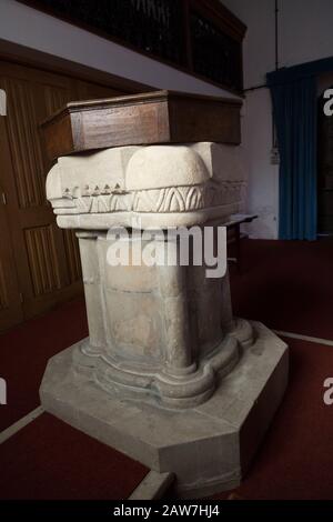 Steinernes, normannisches Taufbecken aus dem 12. Jahrhundert, Kirche von Saint Michael, Peasenhall, Suffolk, England, Großbritannien Stockfoto