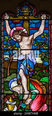 Glasfenster aus dem 19. Jahrhundert Lavers, Barraud und Westlake 1865 Kreuzigung Jesus Christus am Kreuz, Easton Royal, Wiltshire, England, Großbritannien Stockfoto