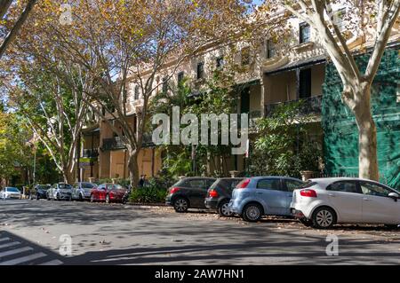 Sydney, Australien - 22. April 2018: Terrassenhäuser mit Autos, die auf dem Bürgersteig an der Victoria Street, Potts Point, Sydney geparkt sind Stockfoto