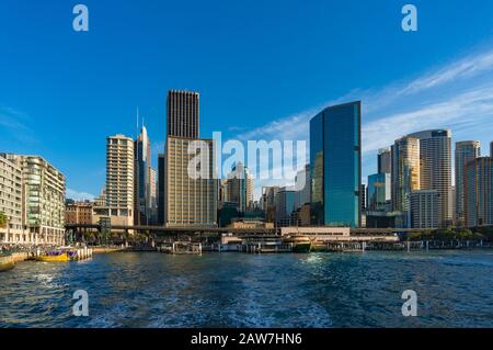 Sydney CBD-Stadtbild mit Wolkenkratzern am sonnigen Tag, Blick vom Circular Quay Stockfoto