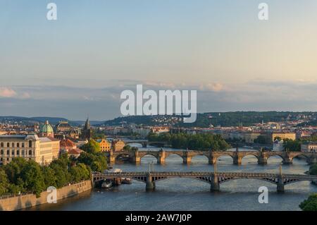 Blick auf die Architektur Der Altstadt und die berühmte Karlsbrücke, die Manes-Brücke und die Legion-Brücke über die Moldau in Prag, Tschechien Stockfoto