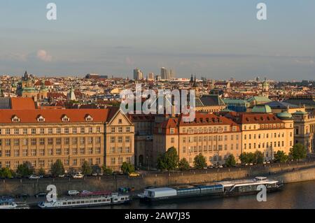 Prag, Tschechien - 21. Mai 2018: Panoramaaussicht auf das Prager Stadtbild und den Fluss Vlatava bei Sonnenuntergang, Tschechien Stockfoto