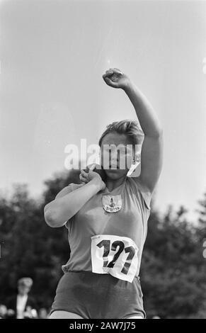 Niederländische Leichtathletik-Meisterschaften Groningen 1968 Schossen brachte Frauen; Alder Noorduyn Action Annotation: Border Song Negativstreifen Nr. 9. Datum: 4. August 1968 Ort: Groningen (prov.), Groningen (Stadt) Schlagwörter: Leichtathletik, Schuß gestellt, Porträts, Sportperson Name: Noorduyn, Els van Stockfoto