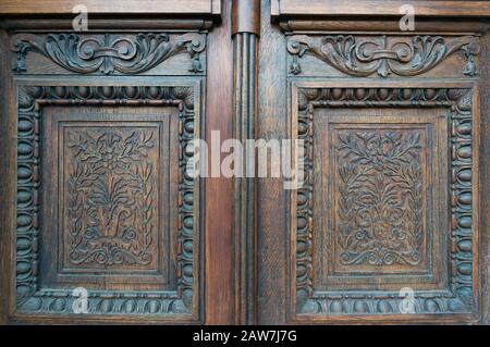 Geschnitzte Holztürdekoration. Blumenmotiv auf Türverkleidungen. Vintage-Eingang Stockfoto