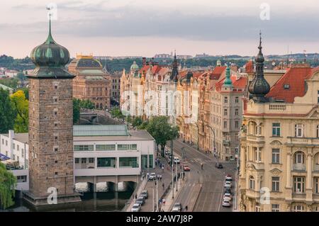 Panoramablick auf die historische Architektur des Prager Hafenviertels am Abend Stockfoto