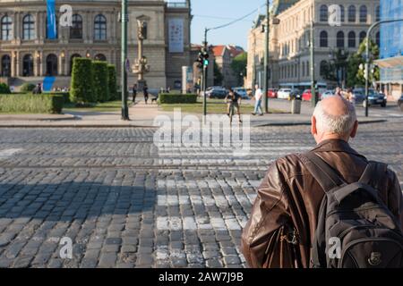 Prag, Tschechien - 22. Mai 2018: Ranghoher Mann mit Rucksack in den Straßen der Prager Stadt. Altersvorsorge Stockfoto